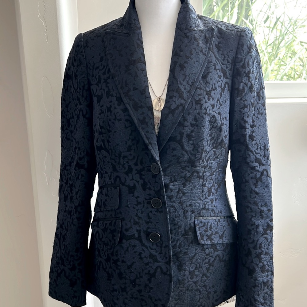 Beautiful 3 button blazer